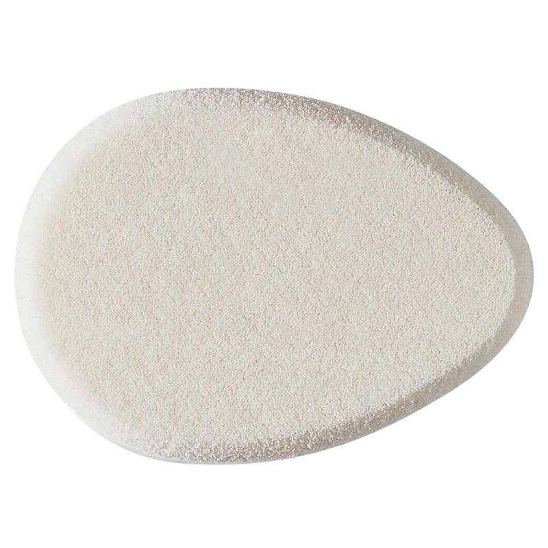Une éponge de maquillage blanche en forme de goutte avec une surface légèrement texturée.