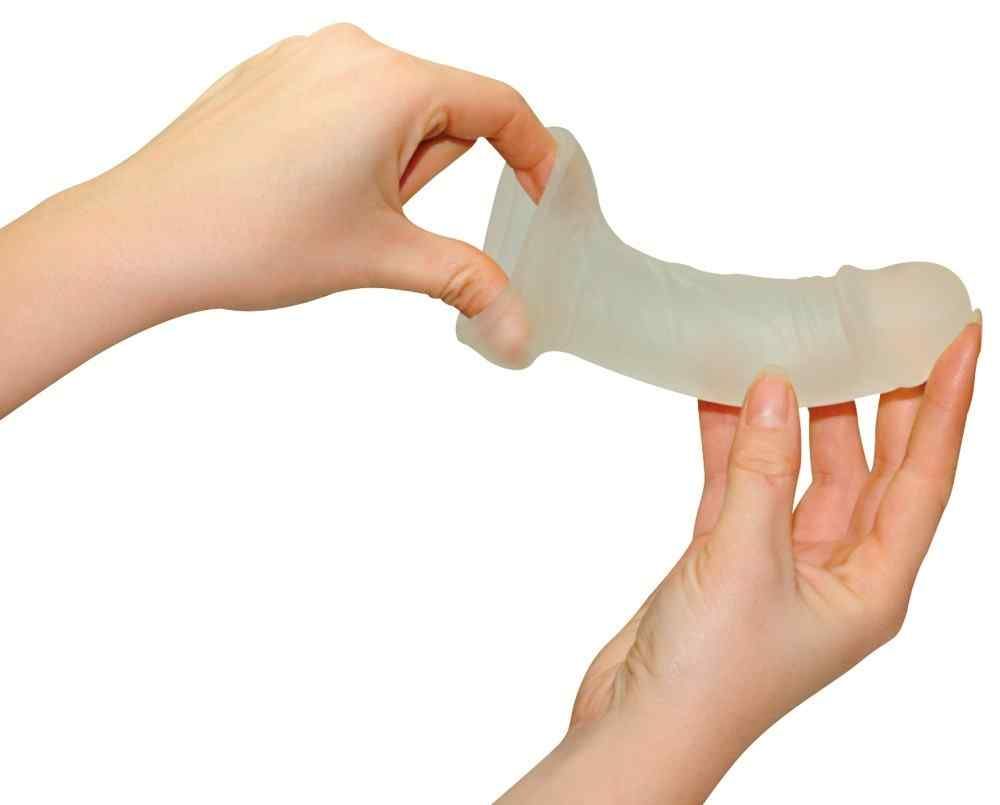 Mains tenant une gaine pénienne. La gaine est transparente et de forme incurvée.