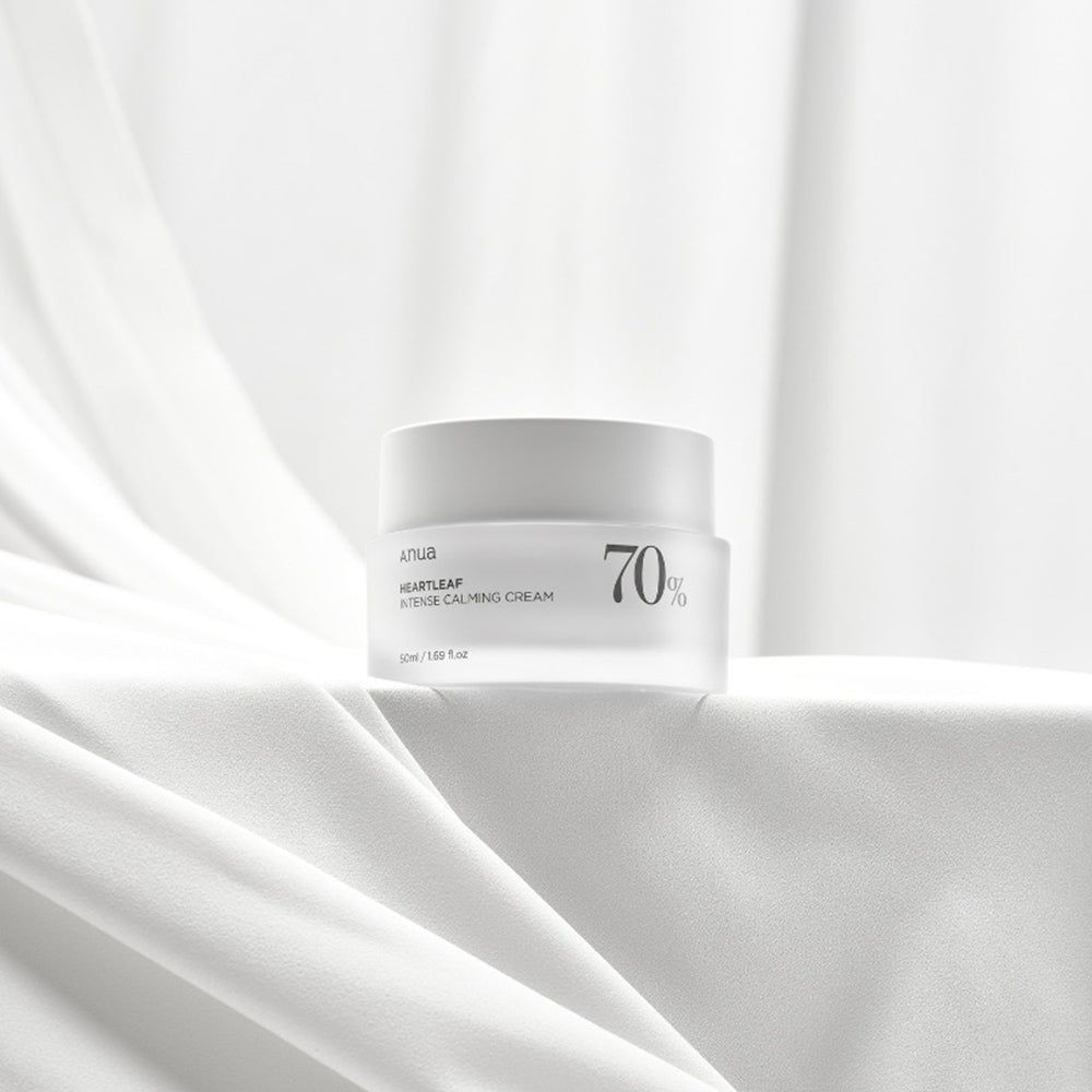 Pot de crème sur tissu blanc. Inscription : Anua, Heartleaf Intense Calming Cream, 70%.