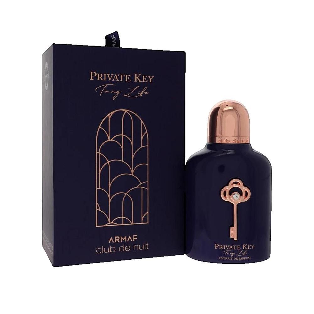 Donkerblauwe parfumfles met koperkleurige dop en sleutelontwerp. Rechthoekige doos met logo.