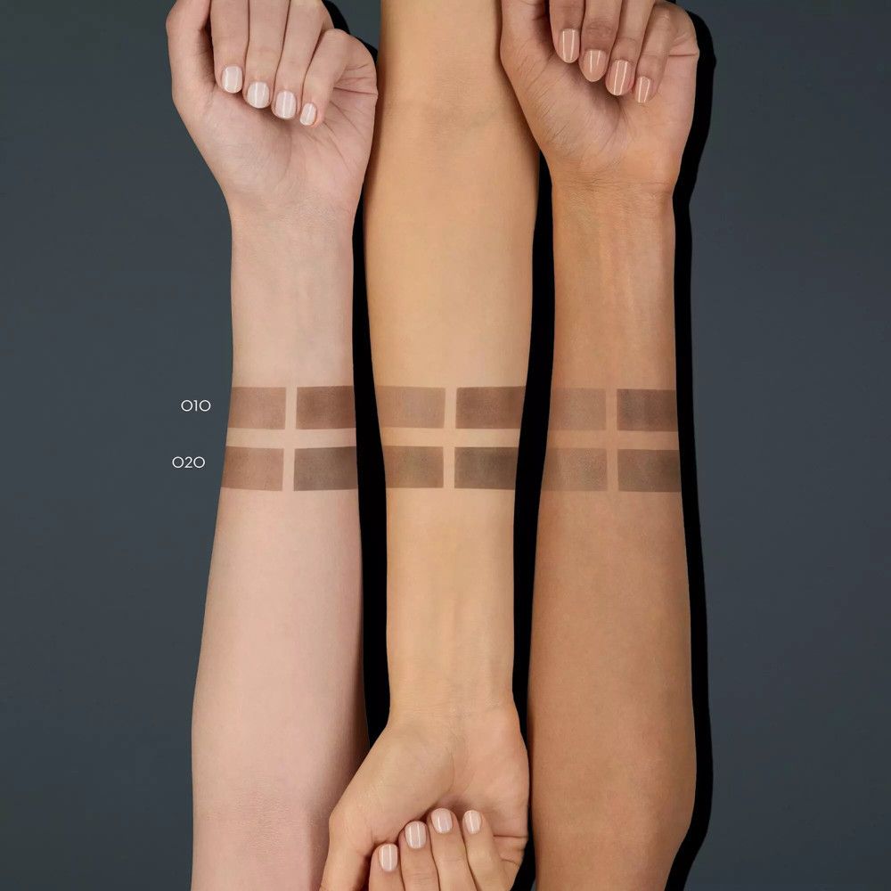 Armen met verschillende huidtinten. Wenkbrauwpoeder aangebracht in twee tinten. Kleurcodes: 010 en 020. Catrice product.