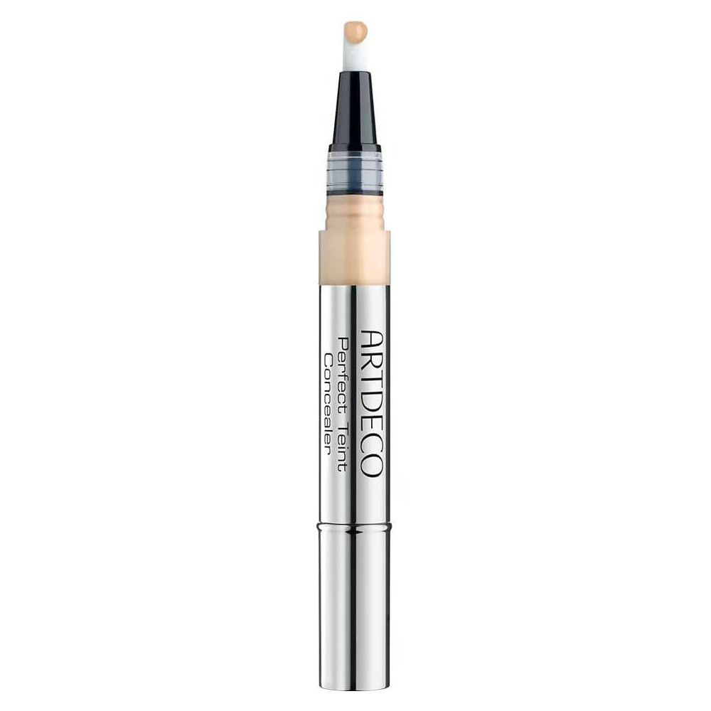 Artdeco Korrektor Perfekter Teint, zilveren pen met applicator. Beige vloeistof zichtbaar.