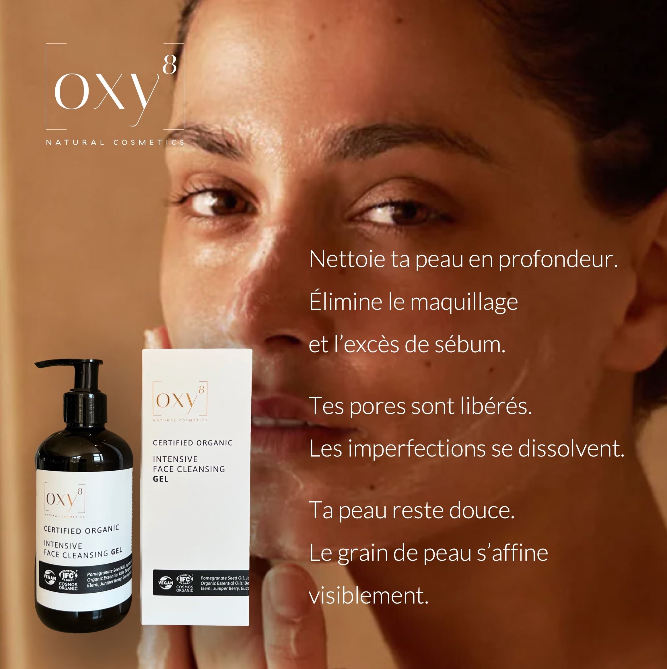 Femme se lavant le visage. À côté, un flacon avec pompe noire. Le flacon porte "oxy8".