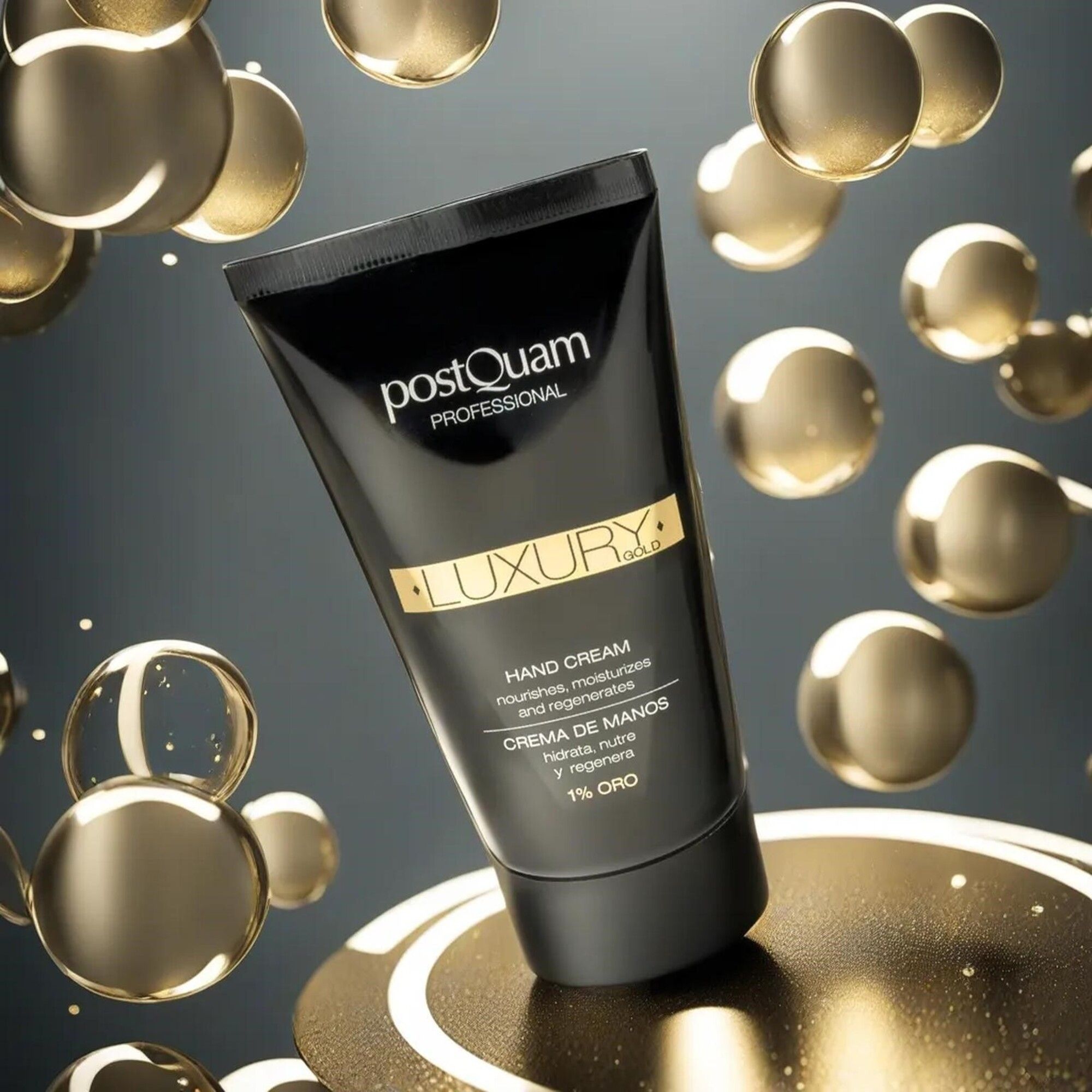 Tube de crème pour les mains noire avec inscription dorée "LUXURY" et "1% ORO". Entourée de sphères dorées. Marque: Postquam Professional.