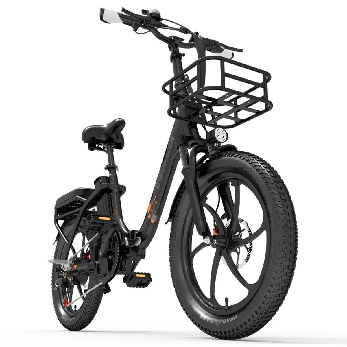 Zwarte elektrische fiets met mand, koplamp en dikke banden. Oranje accenten. Stuur met witte handvatten.