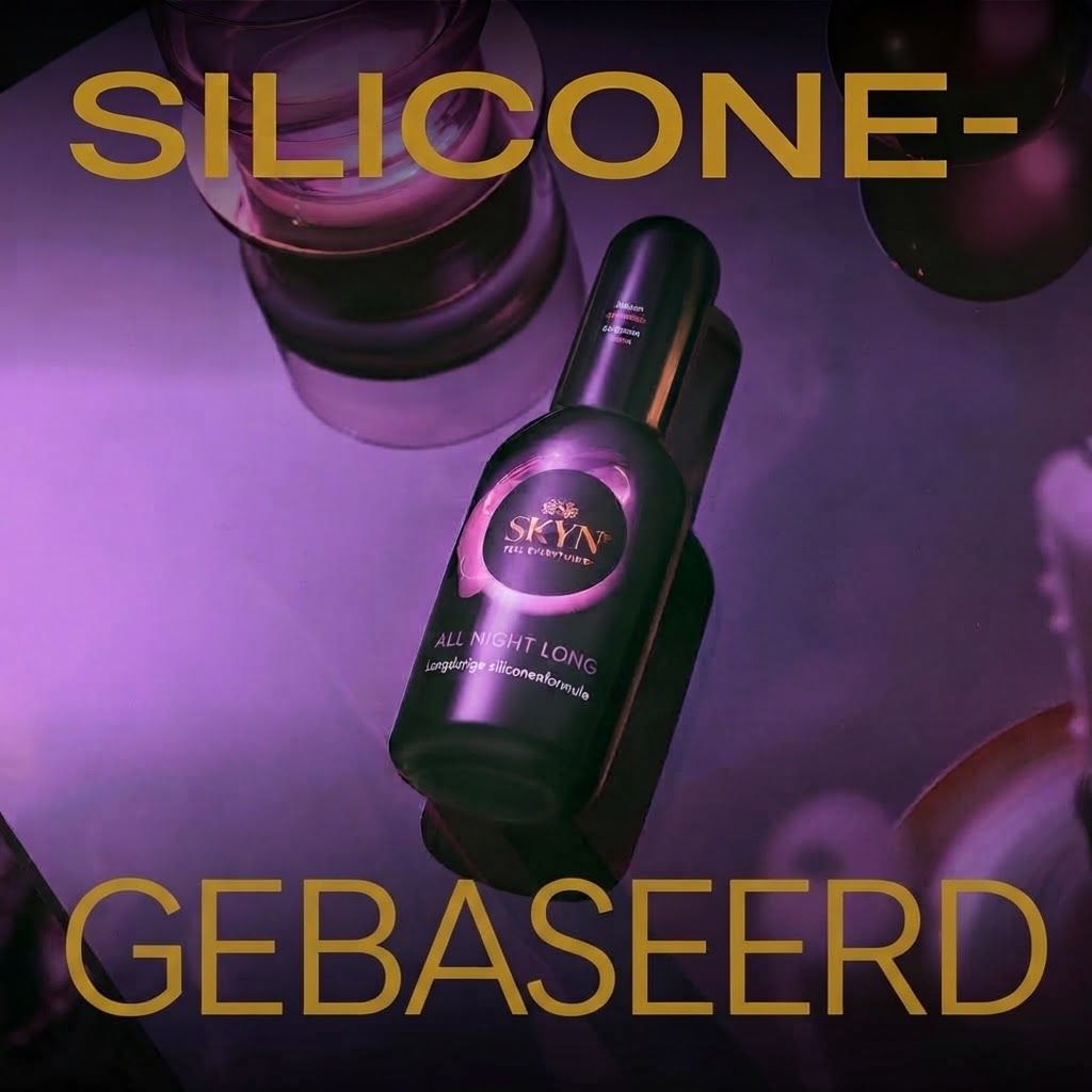 SKYN All Night Long glijmiddel op siliconenbasis, fles op spiegelend oppervlak.