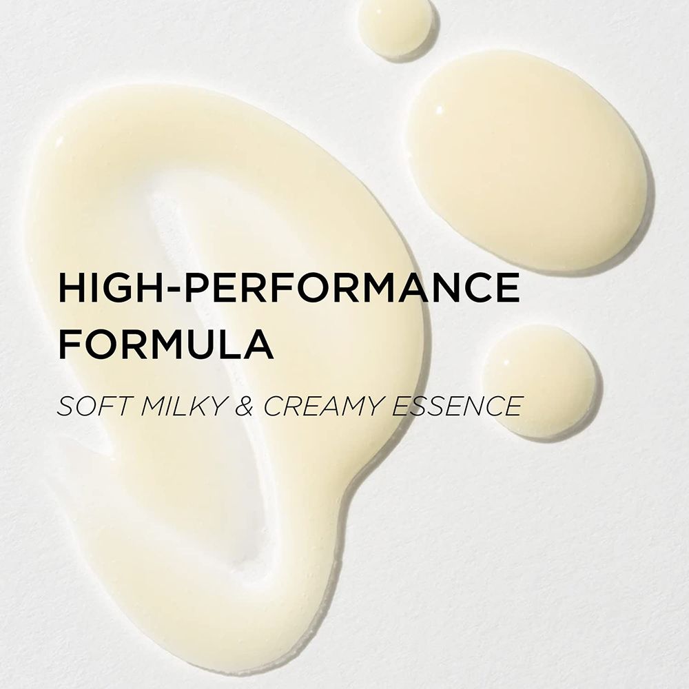 Gros plan sur une essence crémeuse blanche. Texte : "HIGH-PERFORMANCE FORMULA" et "SOFT MILKY & CREAMY ESSENCE".