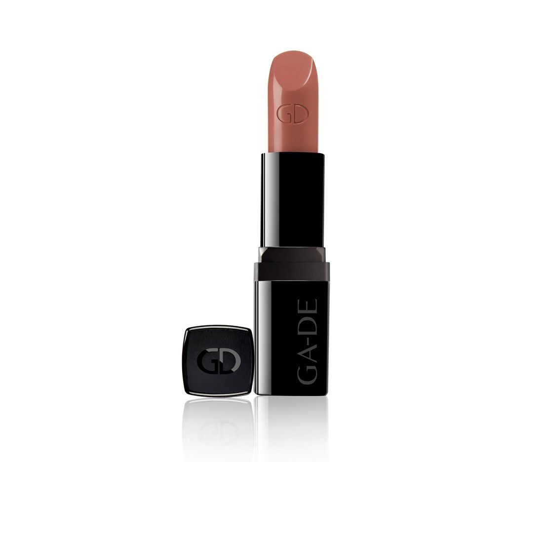 Rouge à lèvres beige dans un étui noir. Le nom "GA-DE" est visible. Le capuchon est à côté.