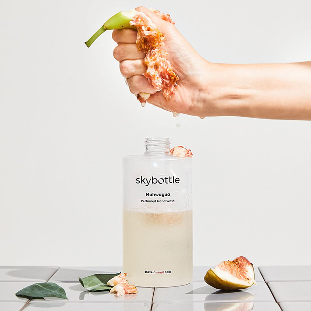 Hand drukt vijgen op fles. Opschrift: skybottle, Muhwagua, Perfumed Hand Wash. Slogan: Have a smell talk. Vijgenstukken.