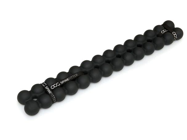 Zwarte SISSEL Spinefitter. Bestaat uit ronde elementen, verbonden door banden. Opschrift: SPINEFITTER.