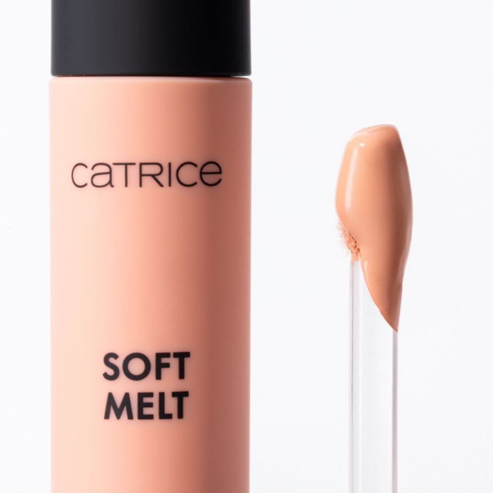 Fond de teint pêche avec bouchon noir et applicateur. Marque : Catrice, Produit : Soft Melt.