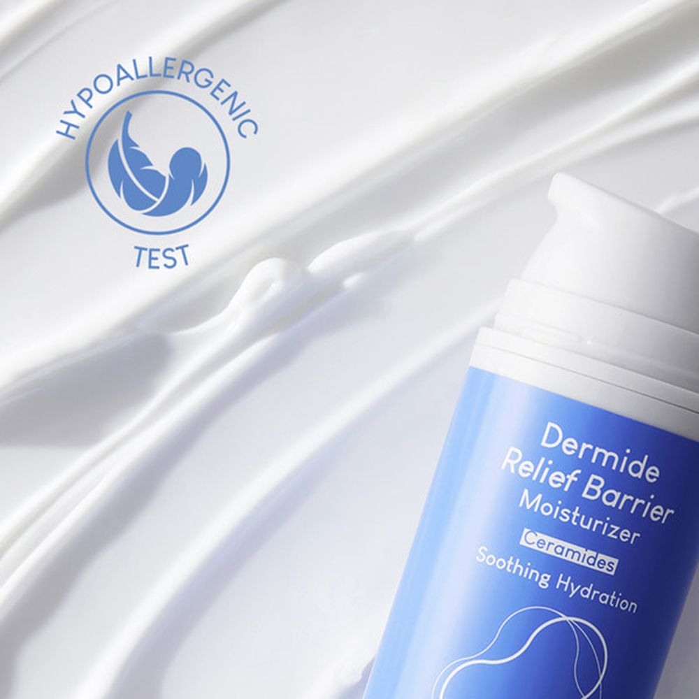 Blauwe dispenser op witte crème achtergrond. Opschrift: Dermide Relief Barrier Moisturizer, Ceramide, Soothing Hydration. Hypoallergeen test.