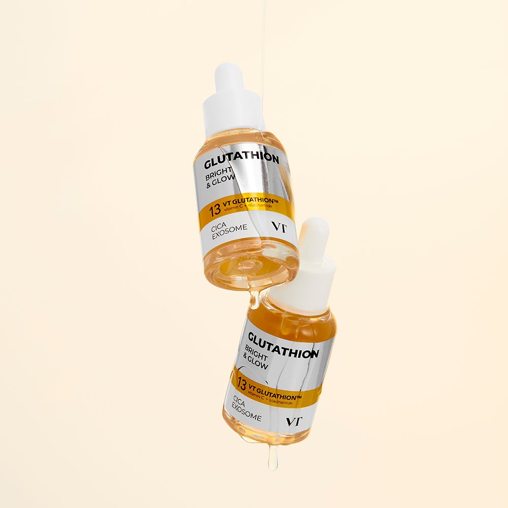 Twee glazen flessen met pipetten. Opschrift: Glutathion Bright & Glow, 13 VT Glutathion Cica Exosome. Druppels.