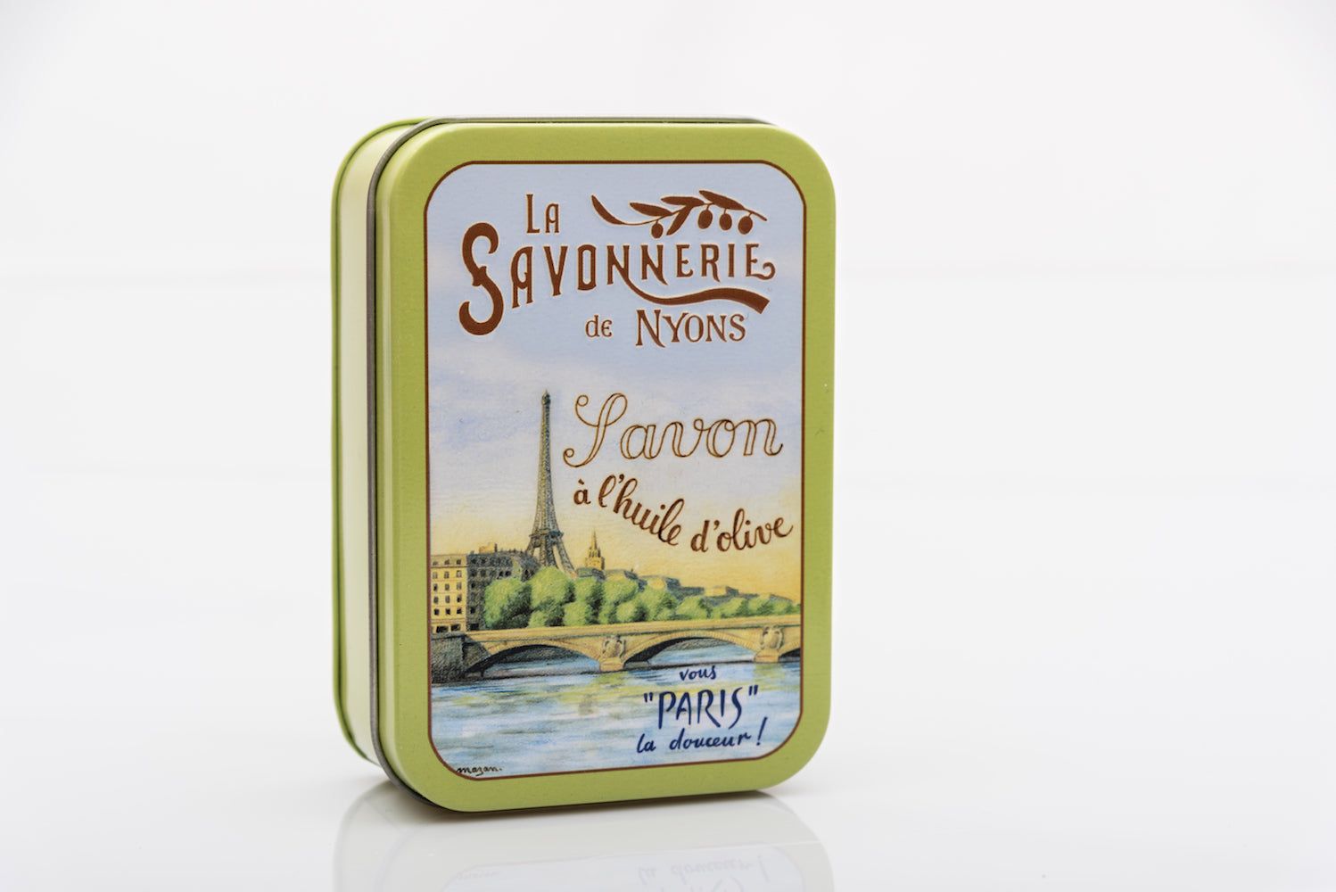 Groene metalen doos met opschrift "La Savonnerie de Nyons" en illustratie van Parijs. Doos met zeep "La Seine".