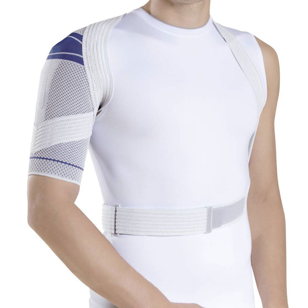 Bauerfeind OmoTrain schouderbrace om de linkerarm van een man, wit en blauw.