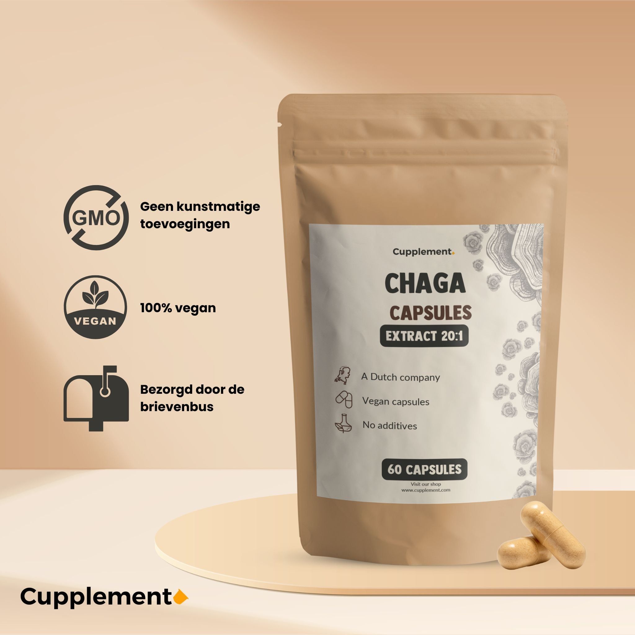 Bruine zak met opdruk: "Cupplement Chaga Capsules Extract 20:1". 60 capsules. Twee capsules ernaast. GMO-vrij, vegan.