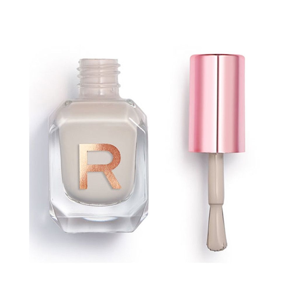 Een flesje lichtgrijs nagellak met een roze dop en applicator.
