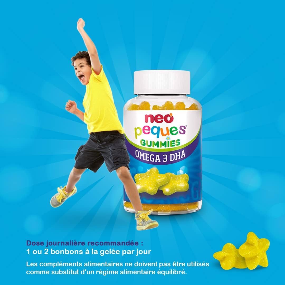 Garçon exultant saute à côté d'une bouteille de Neo Peques Omega 3 DHA Gummies. Dose recommandée : 1-2 gummies par jour.