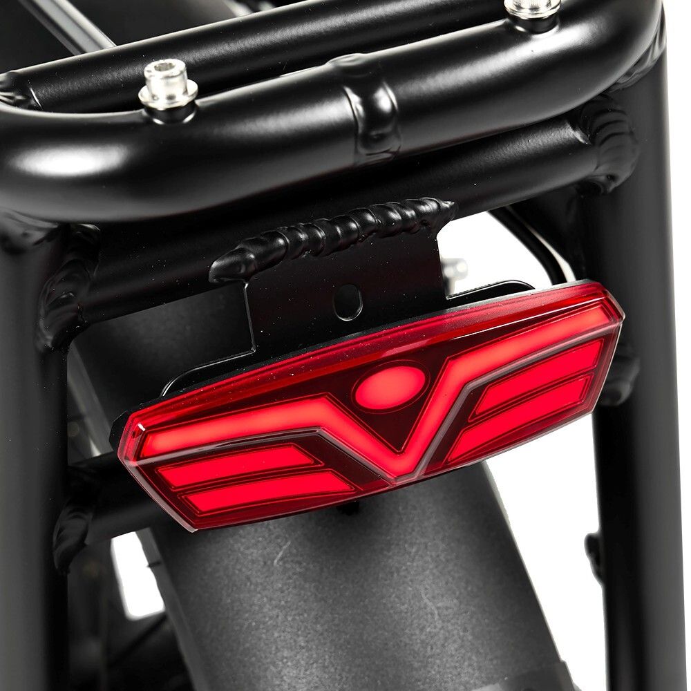 Feu arrière d'un vélo électrique. Design géométrique rouge. Cadre noir.