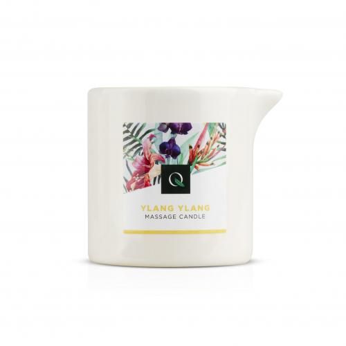 Witte keramische houder met schenktuit. Opschrift: YLANG YLANG MASSAGE CANDLE, logo. Bloemenpatroon.