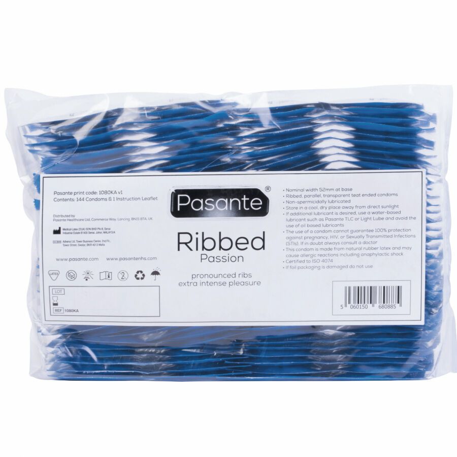 Paquet de préservatifs. Pasante Ribbed Passion. Préservatifs bleus dans un emballage transparent. Informations produit visibles.