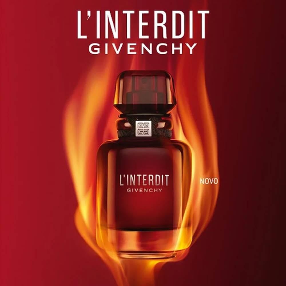 Flacon rouge Givenchy L'Interdit Rouge Ultime. Flacon avec bague argentée et bouchon rouge. Fond de flammes.