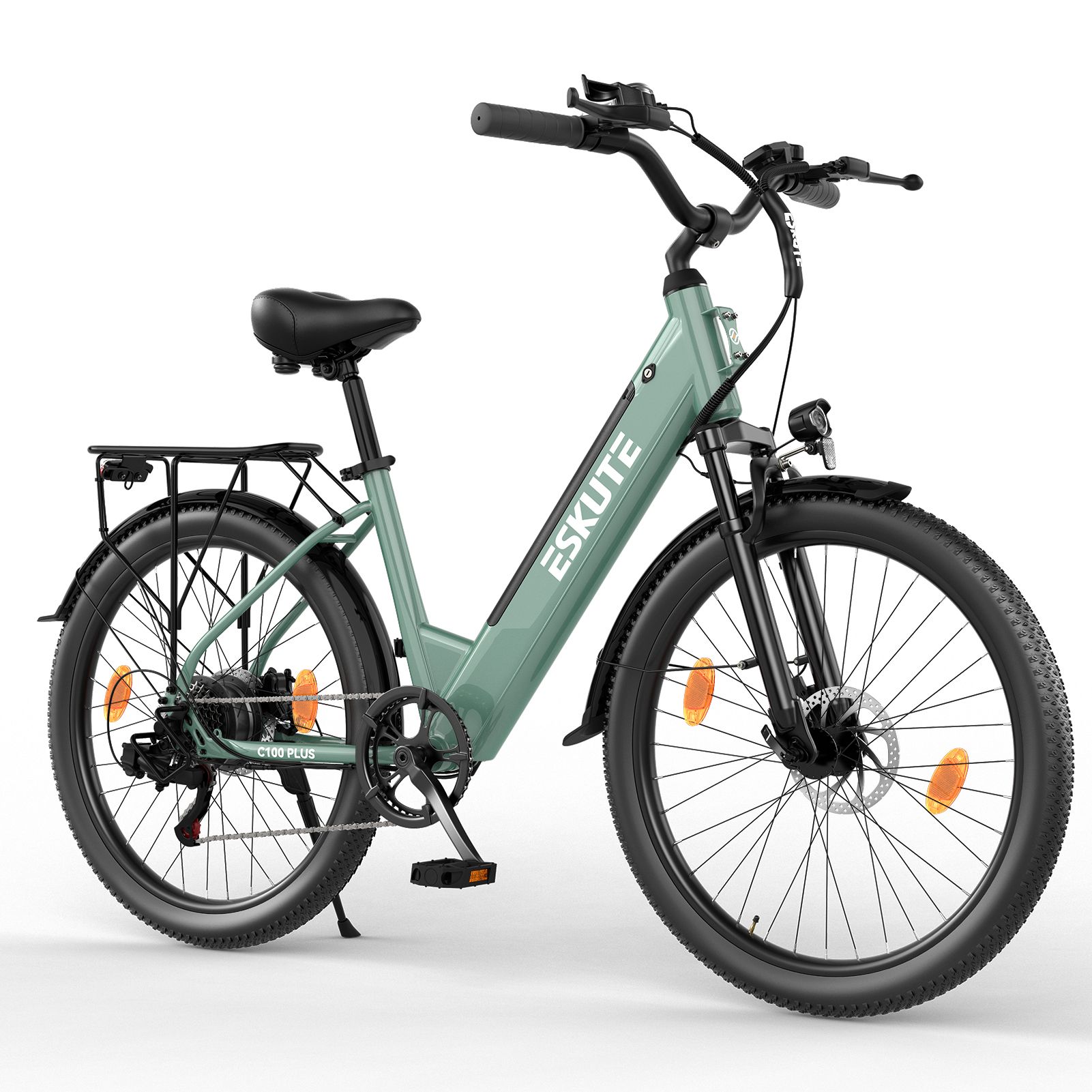 Groene elektrische stadsfiets met bagagedrager, koplamp en achterlicht. Merk ESKUTE.