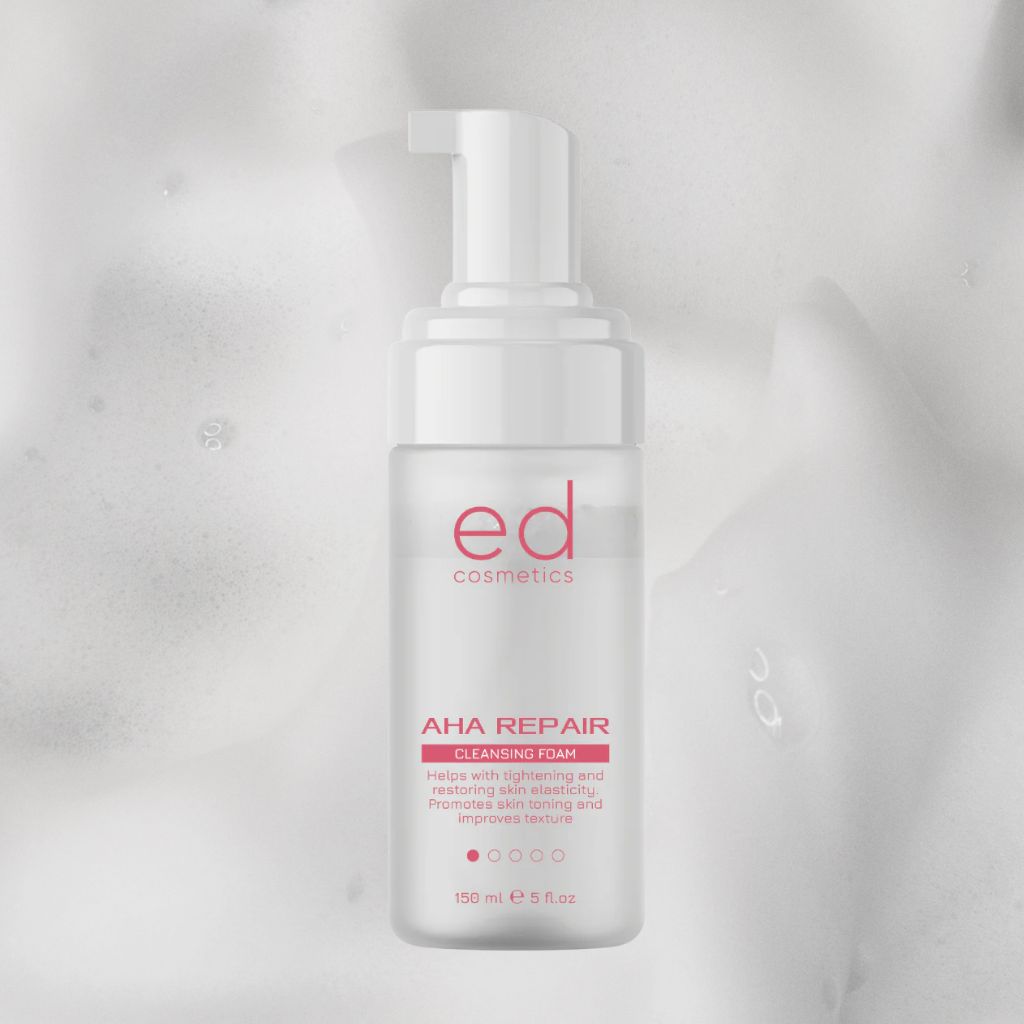 Flacon dans de la mousse. Inscription: ed cosmetics, AHA Repair Cleansing Foam. 150 ml.