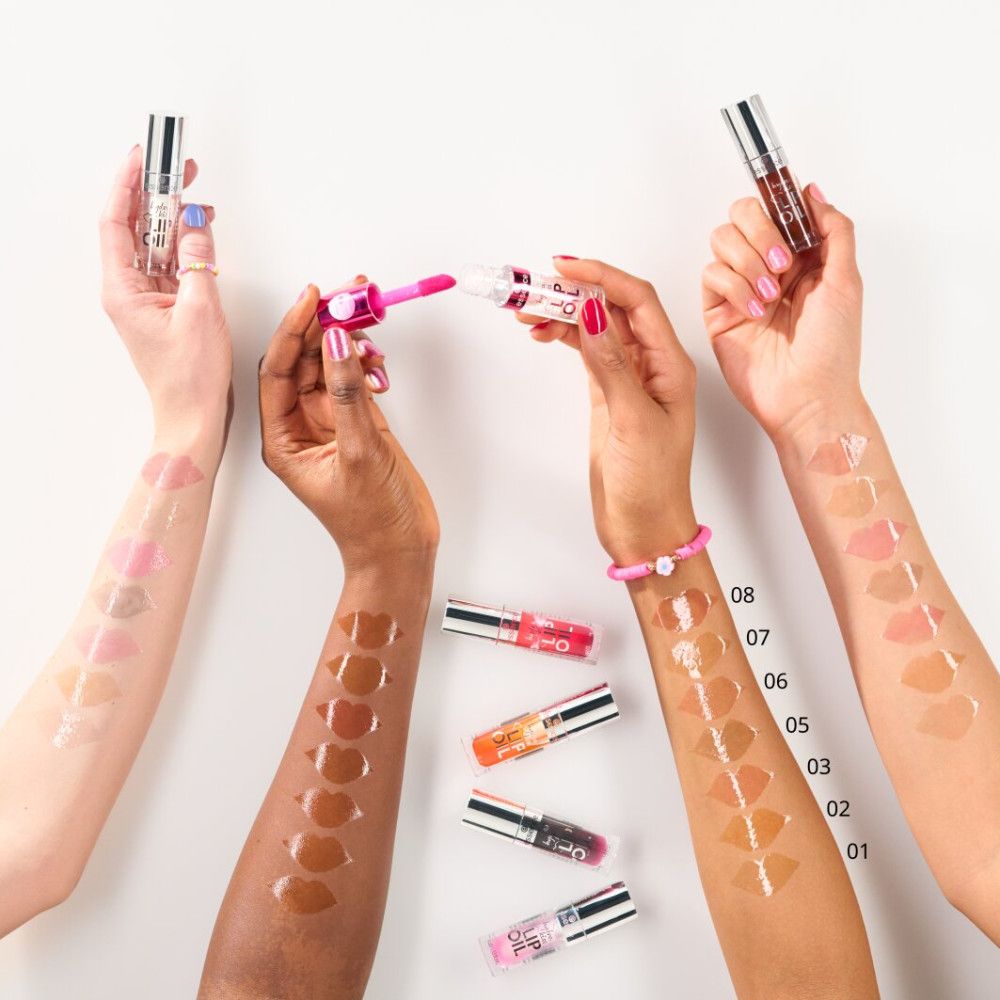 Meerdere armen met lipgloss swatches in verschillende kleuren. Er staan nummers op de armen.