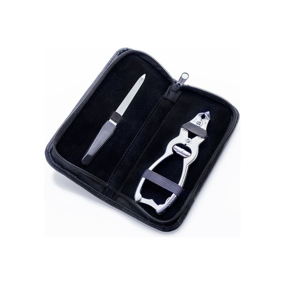 Étui noir zippé contenant une lime à ongles et un coupe-ongles en métal. Vue de dessus.
