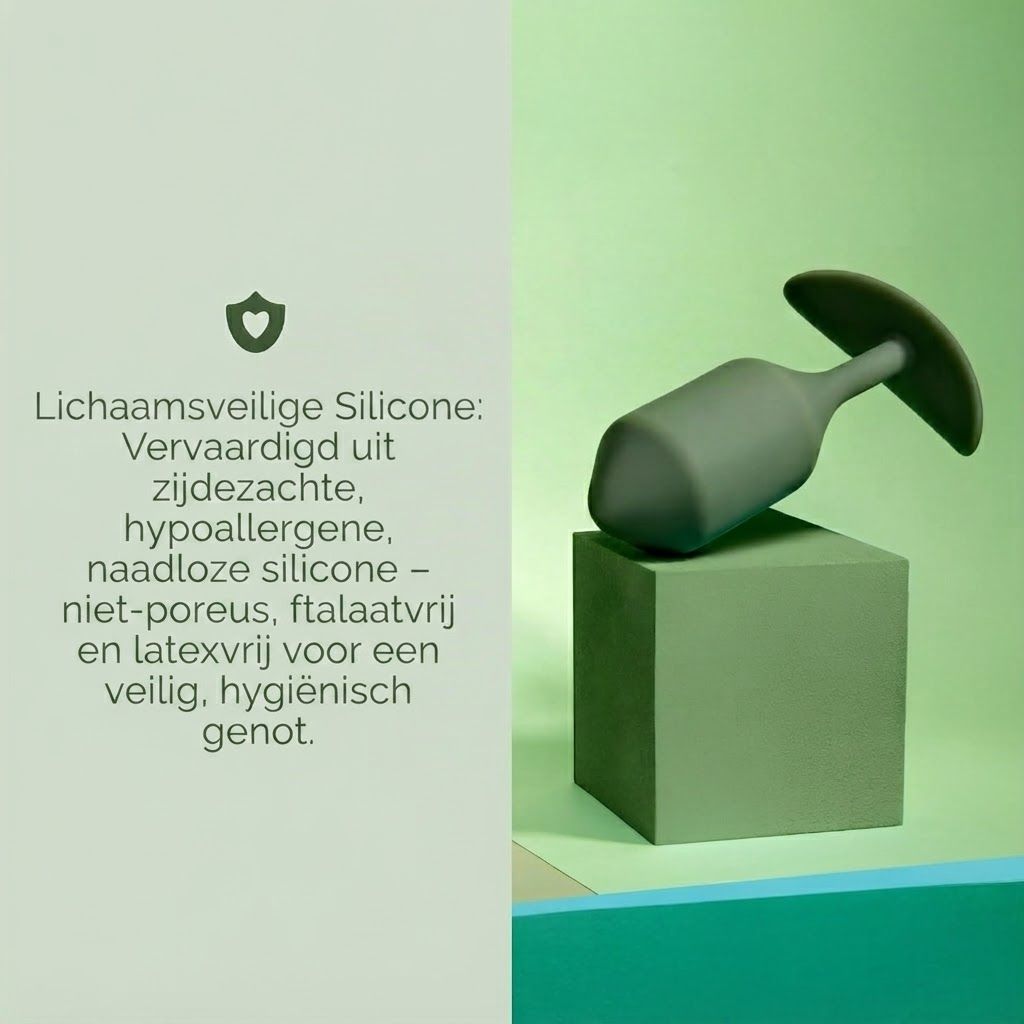 Een grijze, lichaamsveilige siliconen tampon met brede basis, staand op een groene kubus.
