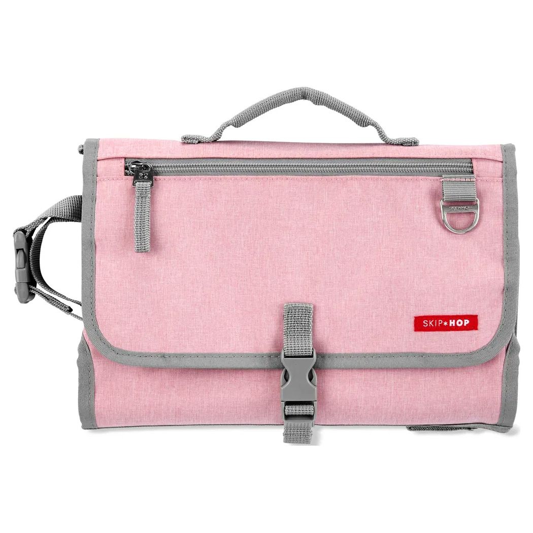 Roze luiertas met grijze rand en handvat. Met rits, gesp en het rode logo 'SKIP HOP'.