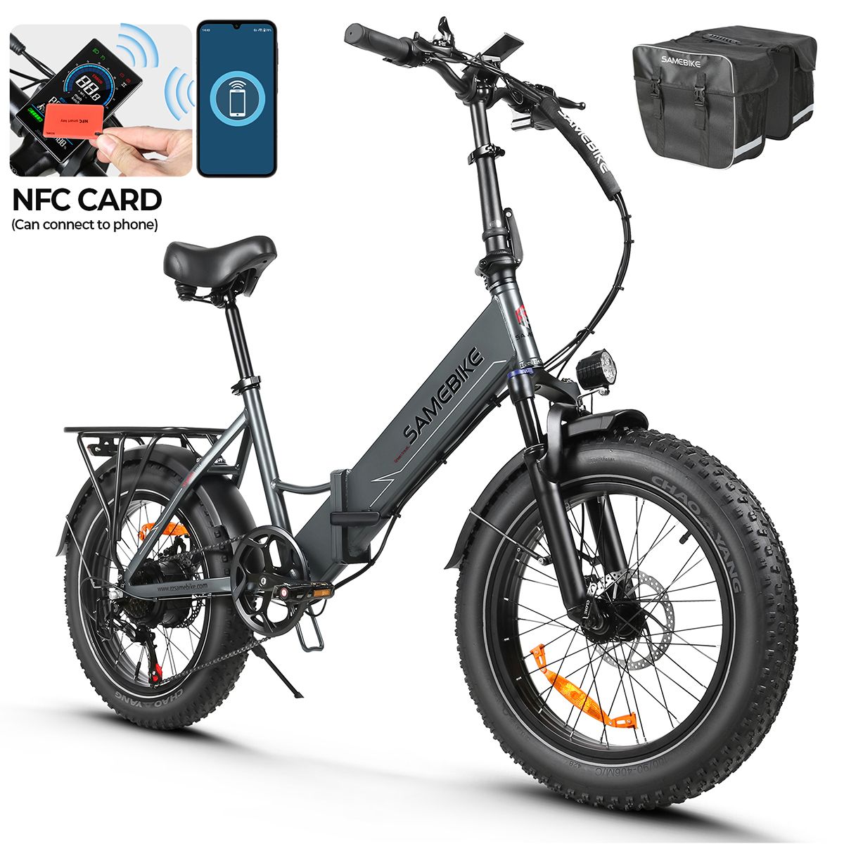 Vélo électrique gris avec accessoires. Carte NFC, illustration de smartphone et deux sacoches visibles. Marque : SAMEBIKE.