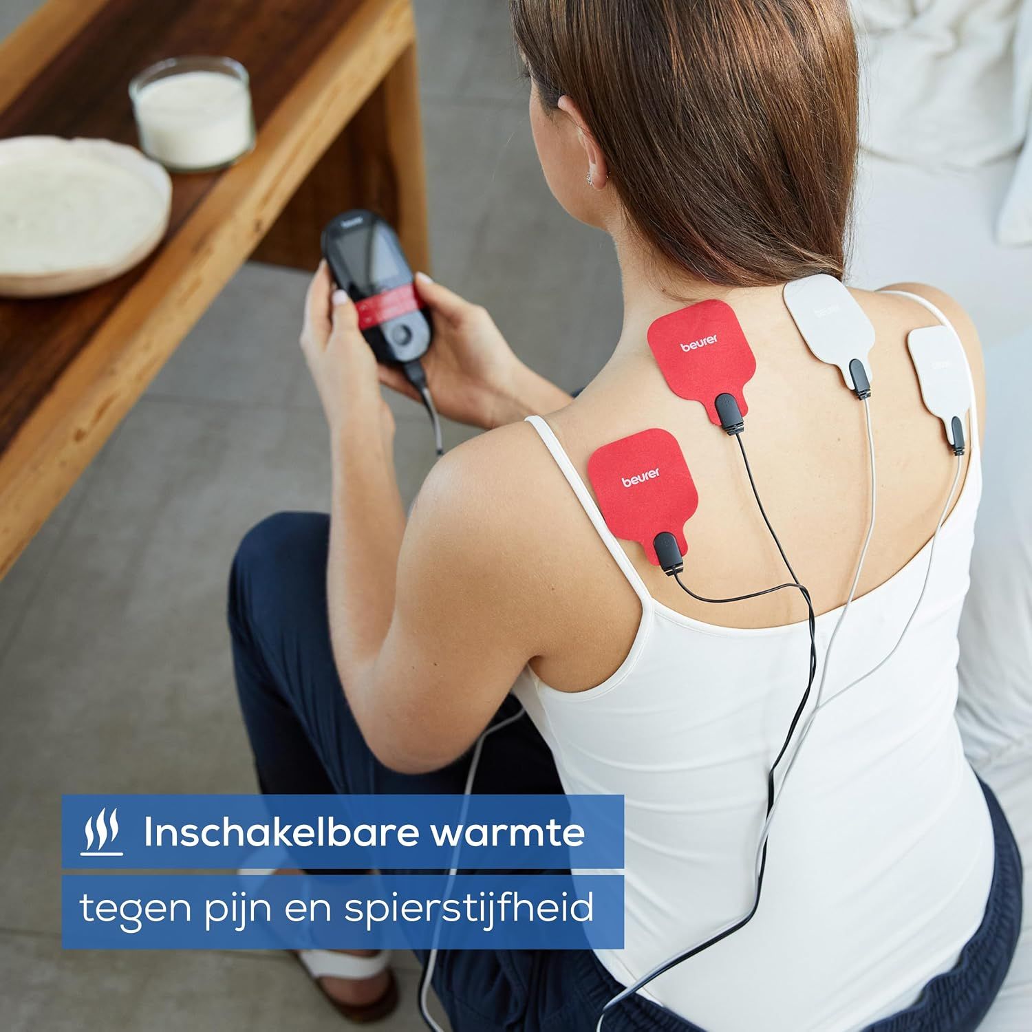 TENS/EMS-apparaat met vier elektrodepads en kabels, toont 4-in-1 functie.