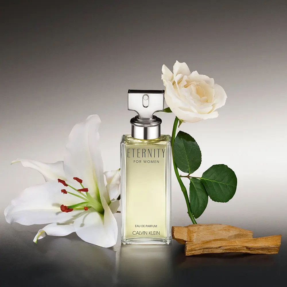 Parfumfles. Opschrift: ETERNITY, Calvin Klein. Fles met zilveren dop.