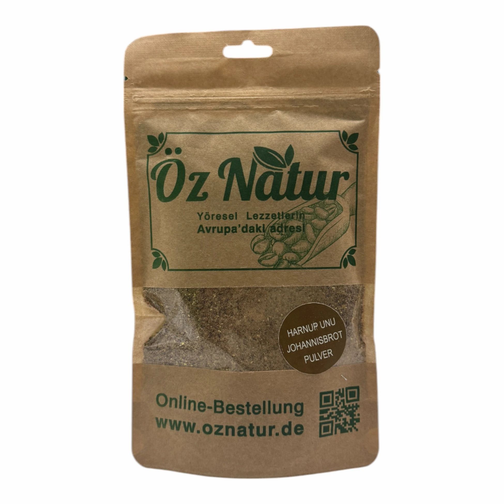 Bruine zak met « Öz Natur » logo en tekst. Bevat johannesbroodpoeder. Opdruk: Online bestellen en QR-code.