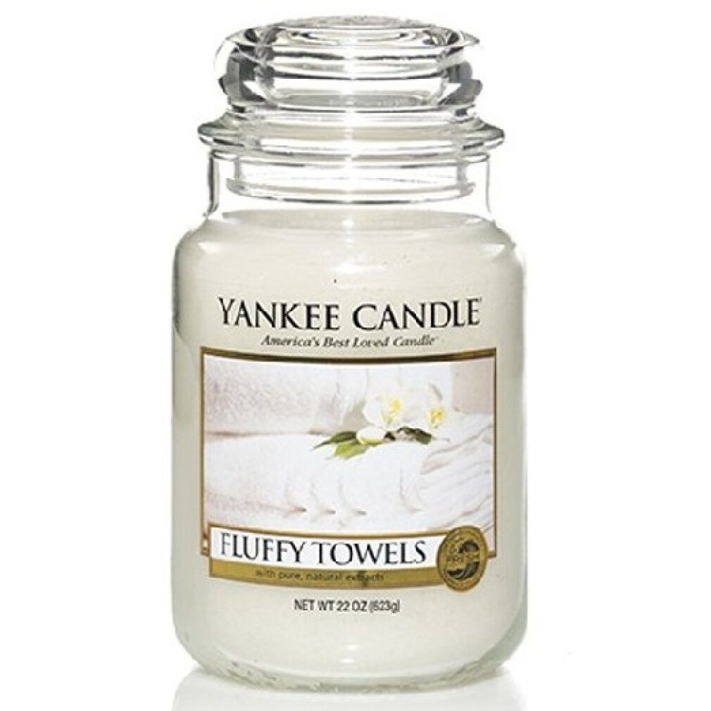 Yankee Candle Fluffy Towels geurkaars. Glazen pot met deksel. Label met handdoeken en bloemen. Netto 22 oz (623g).