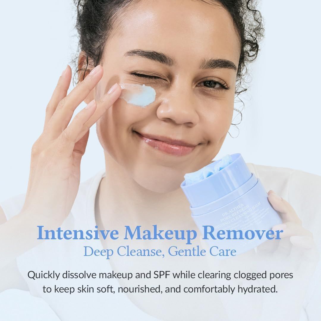 Femme avec produit sur le visage. Texte: Démaquillant intensif. Nettoyage en profondeur, soin doux. Produit: DR.ALTHEA.