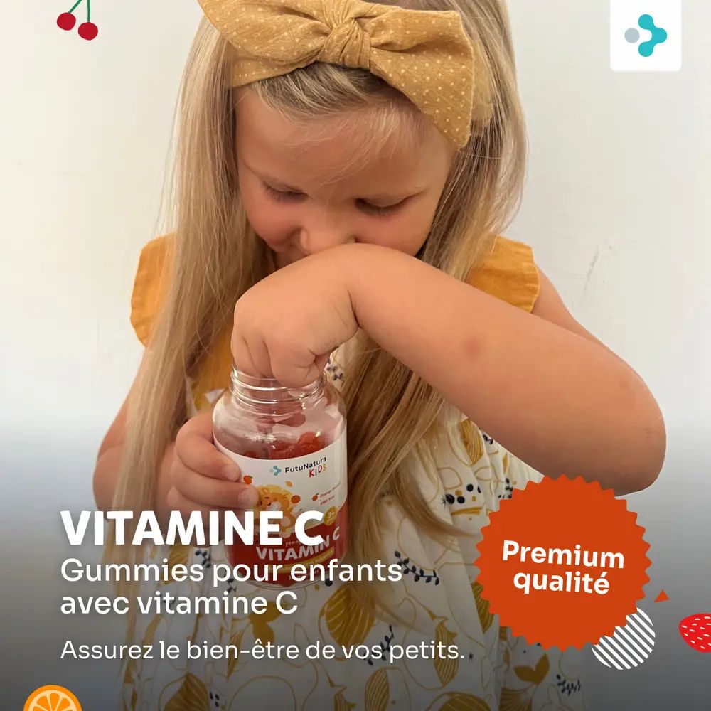 Enfant ouvrant un flacon de gummies à la vitamine C. Sur le flacon : logo, "Gummies pour enfants avec vitamine C". Autocollant : "Qualité supérieure".