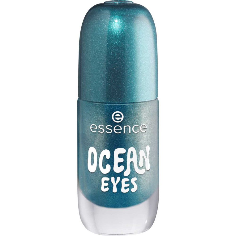 Gesloten nagellakflesje. Turquoise lak, witte tekst "OCEAN EYES". Merk "essence".
