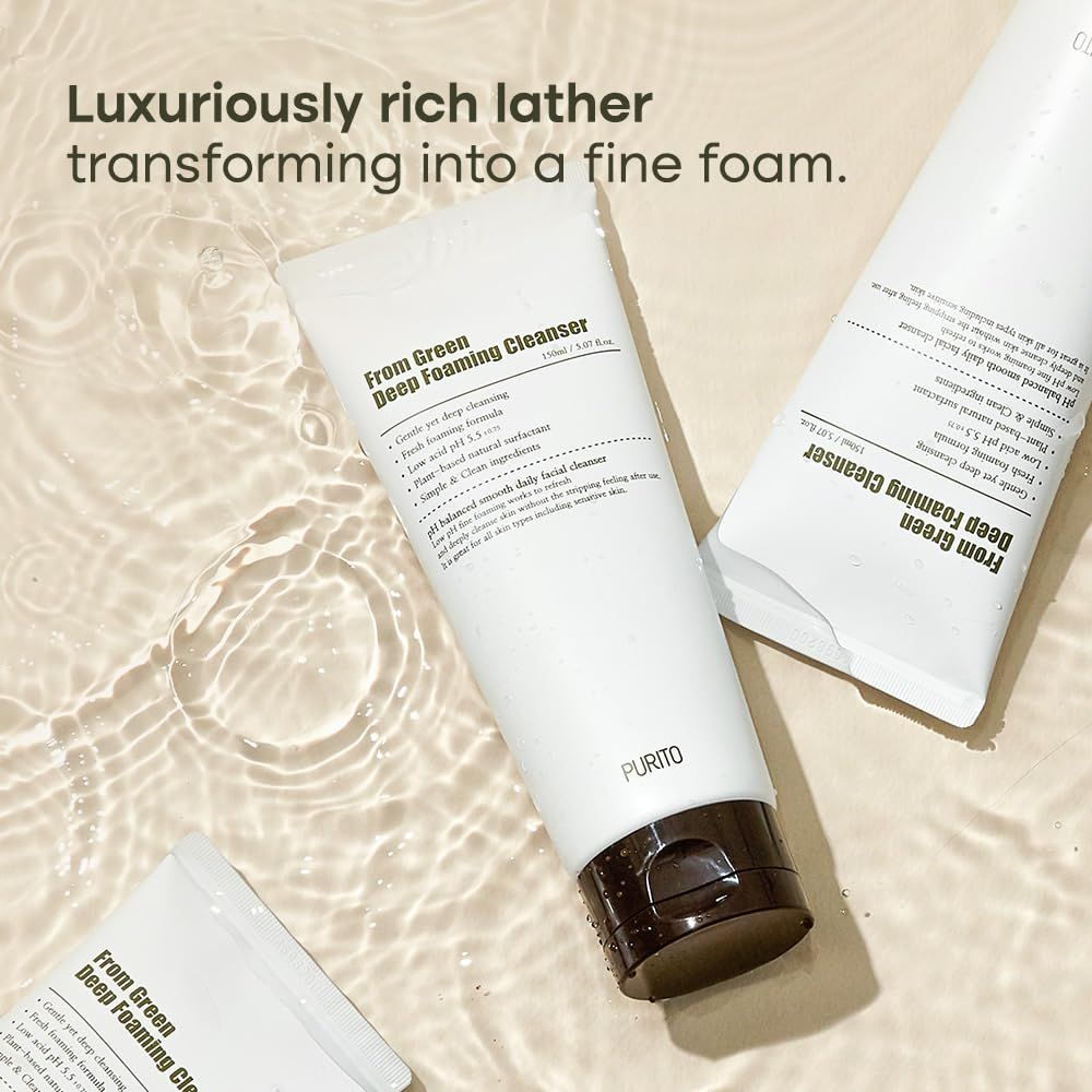 Plusieurs tubes blancs. Texte: Nettoyant moussant profond. Inscription: PURITO. Produit dans l'eau. Texte: Mousse riche.