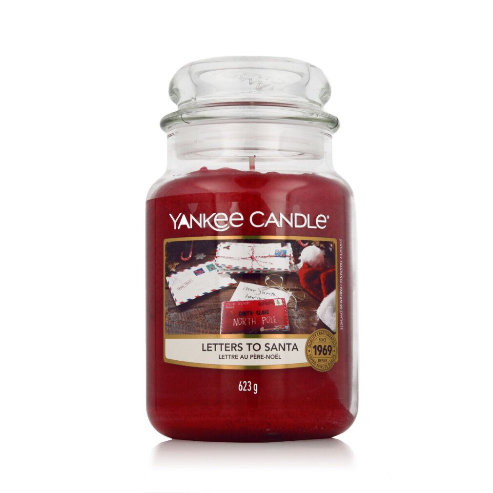 Bougie parfumée rouge en pot avec couvercle. Étiquette "Letters To Santa". Marque Yankee Candle. 623g.