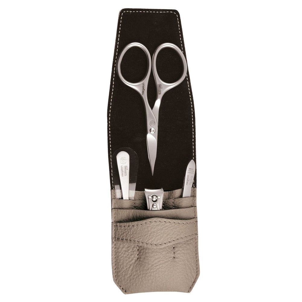 Manicure etui met schaar, vijl, nagelknipper en huidtang. Zwart lederen etui met beige vakken. Witte stiksels.
