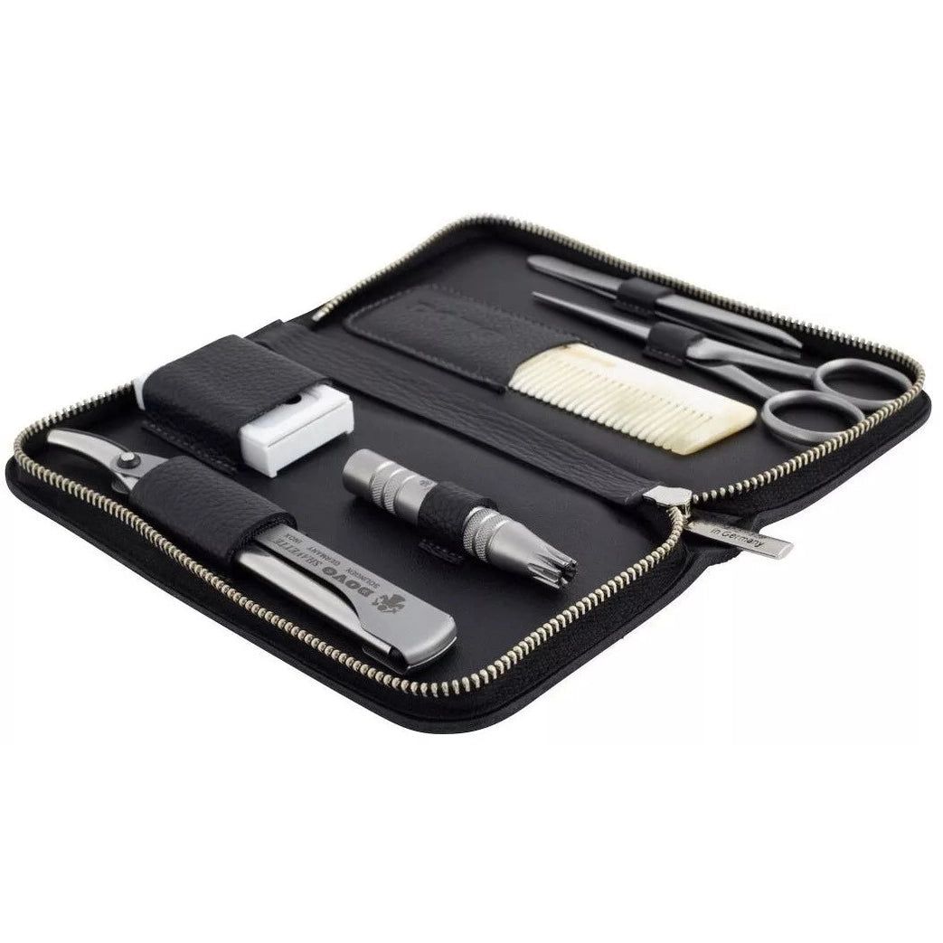 Zwarte etui met rits, gevuld met baardverzorgingsgereedschap: schaar, kam, pincet, neushaartrimmer, nagelknipper en etui.