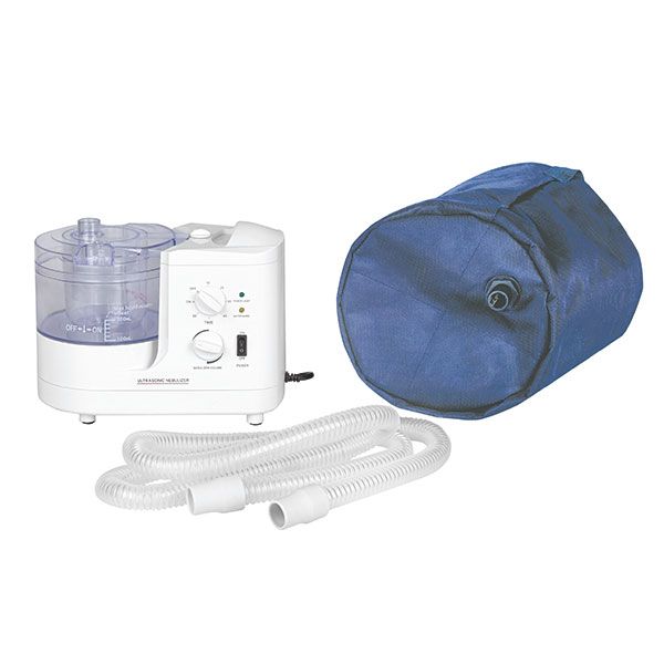 Inhalatieapparaat met accessoires: slang, blauwe zak. Apparaat wit, met bedieningselementen. Accessoires ernaast.