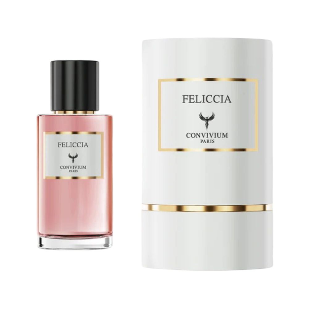Flacon de parfum et emballage. Flacon avec bouchon noir, liquide rose. Emballage blanc avec détails dorés et texte.