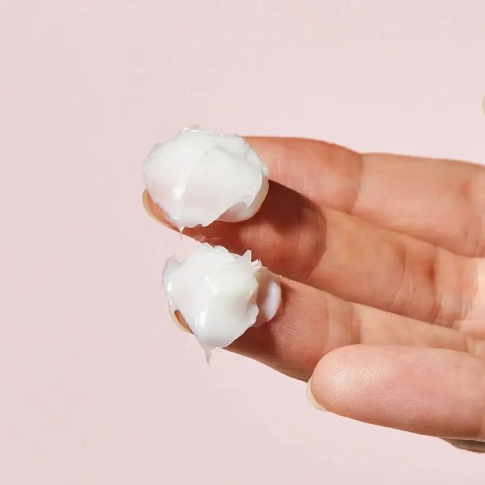 Product en verpakking. Tube en doos Comfort Ceramide Cream. Merk COSRX. Roze accent.