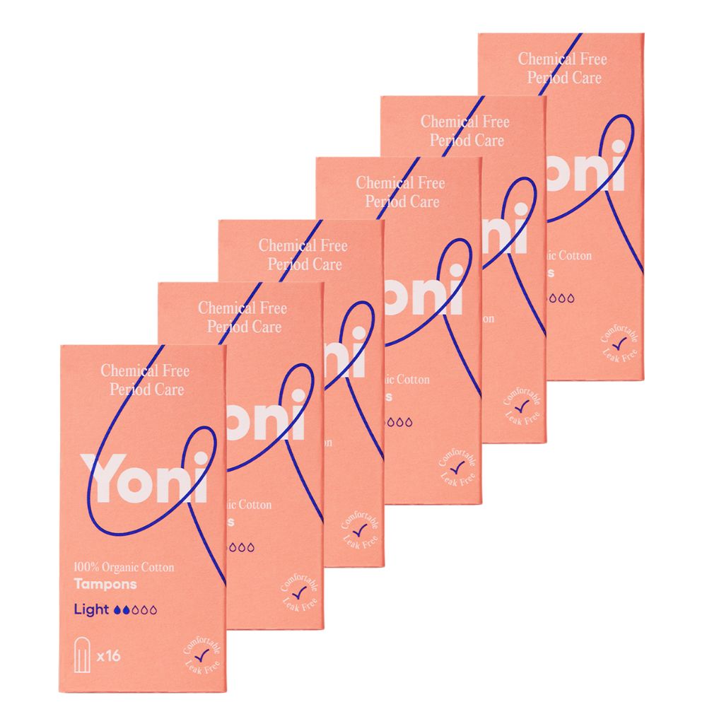 Zeven verpakkingen tampons. Opschrift: Yoni, 100% biologisch katoen, Light. Met certificeringslogo.