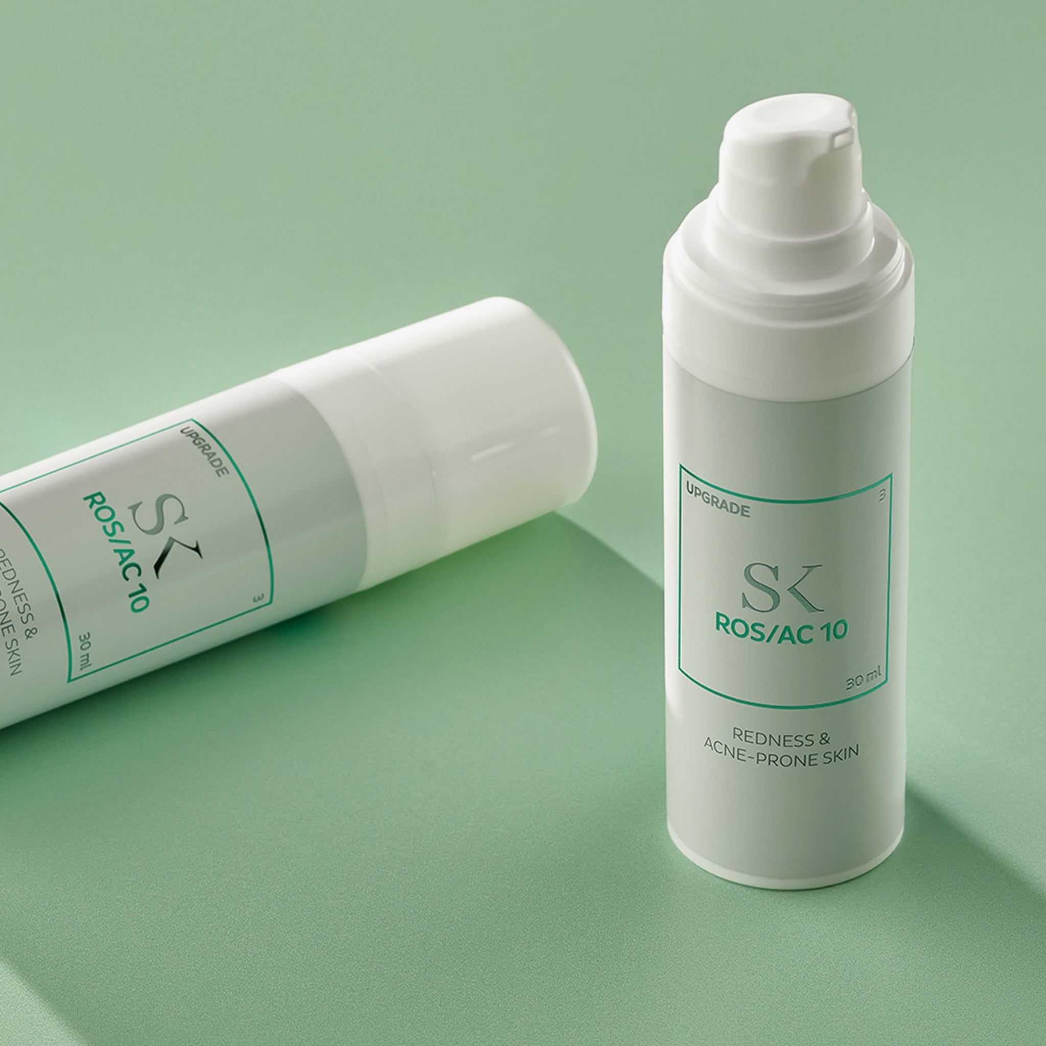 Deux flacons blancs avec étiquette verte. Inscription : SK ROS/AC 10, 30 ml. Texte : Redness & Acne-Prone Skin.