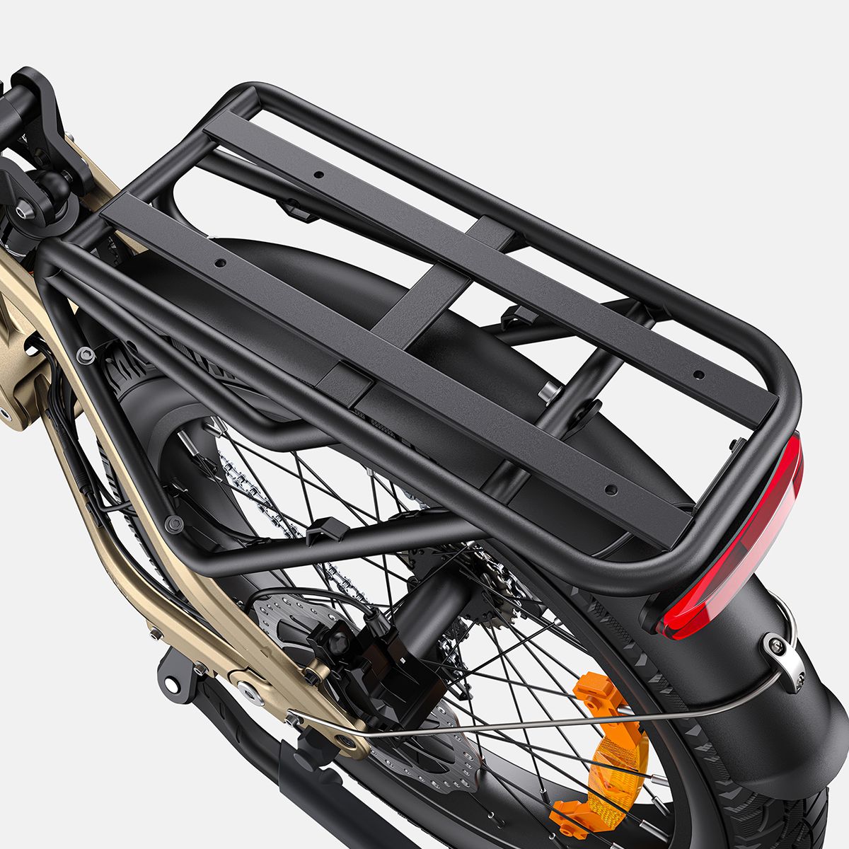Close-up van de bagagedrager van een elektrische fiets. Zwarte kleur.